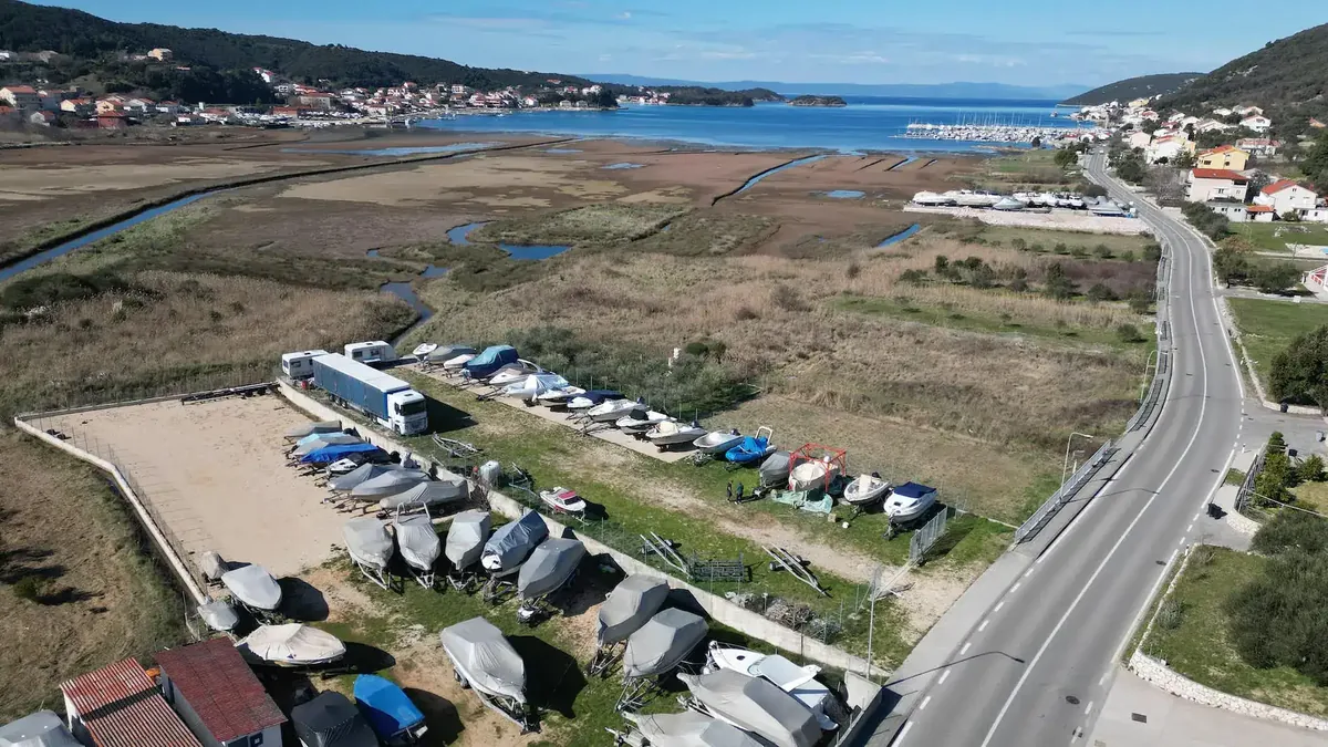 Rimessaggio barche a terra di Winterlager Rab a Supetarska Draga